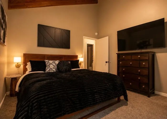 Ultimate Family Retreat-sleeps 9 Tulsa