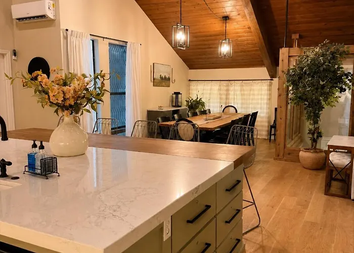 Ultimate Family Retreat-sleeps 9 Tulsa