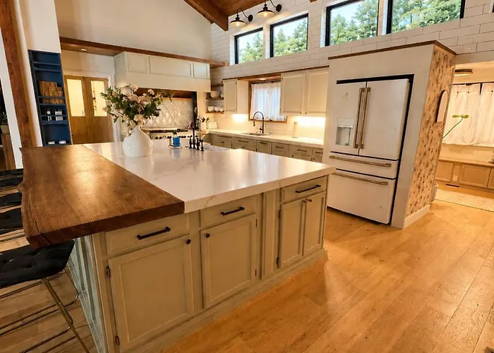 Ultimate Family Retreat-sleeps 9 *