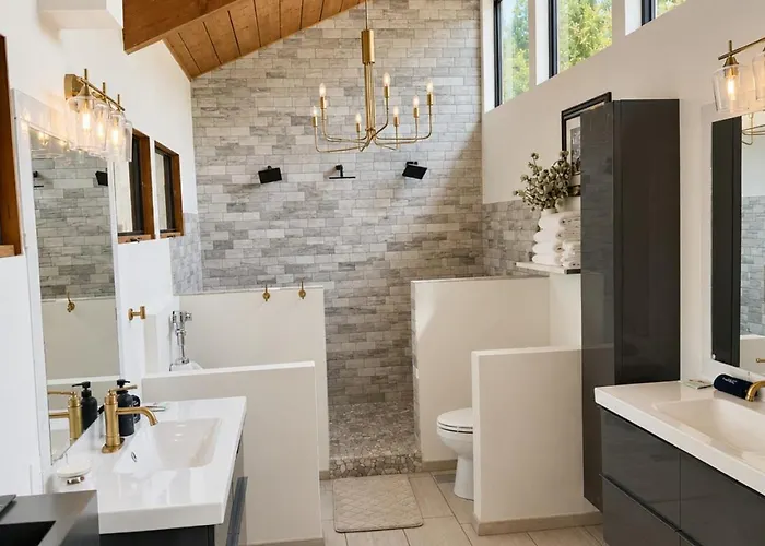 Holiday home Ultimate Family Retreat-sleeps 9